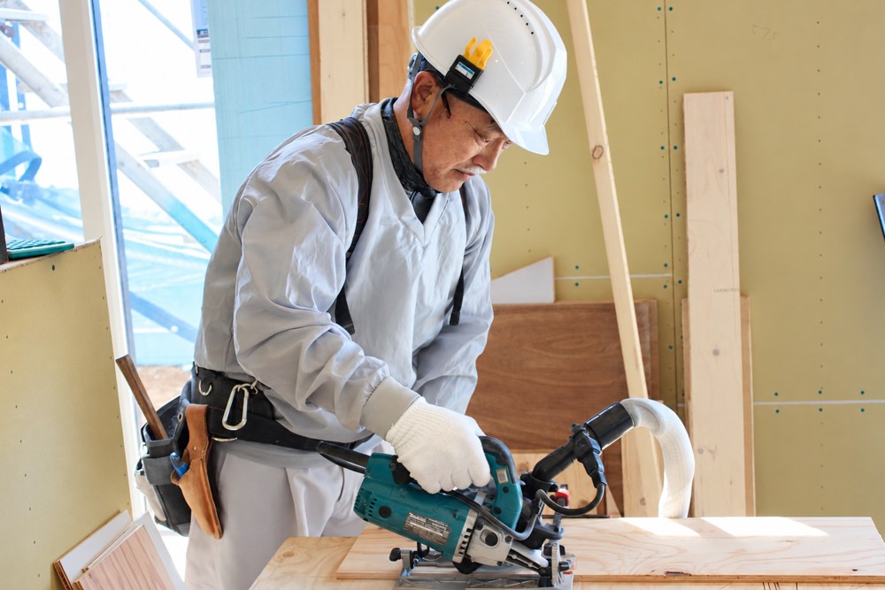 木造住宅の現場で作業する大工