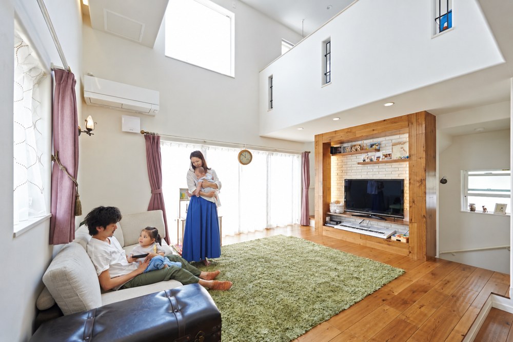明るく暖かなリビングで家族がくつろぐイメージ