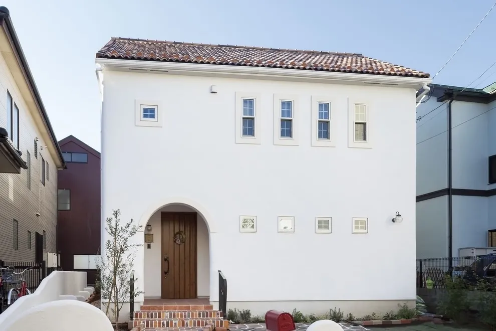 パリ・モンマルトルのカフェ・ギャラリーみたいな家