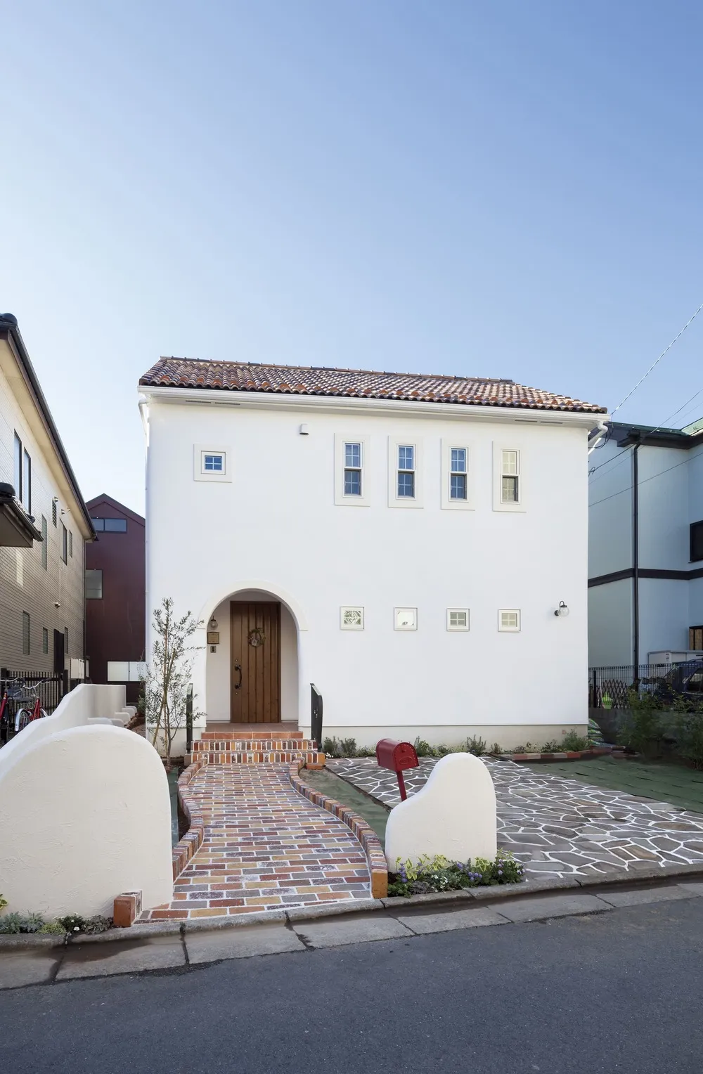 パリ・モンマルトルのカフェ・ギャラリーみたいな家