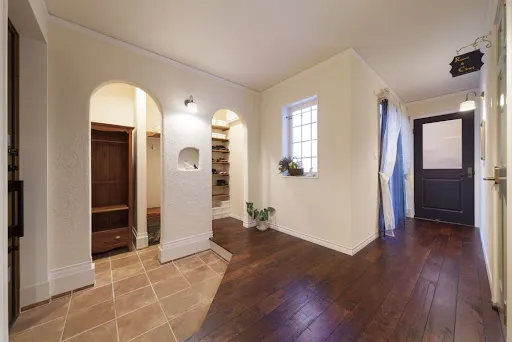 パリ・モンマルトルのカフェ・ギャラリーみたいな家