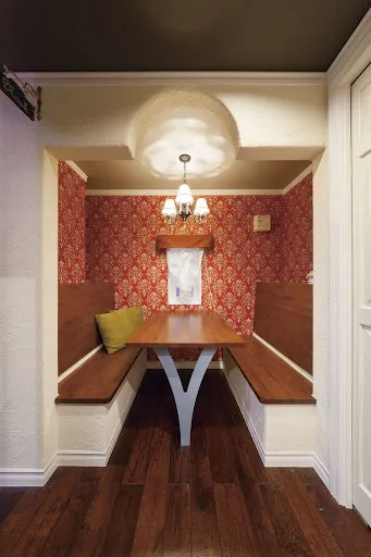 パリ・モンマルトルのカフェ・ギャラリーみたいな家