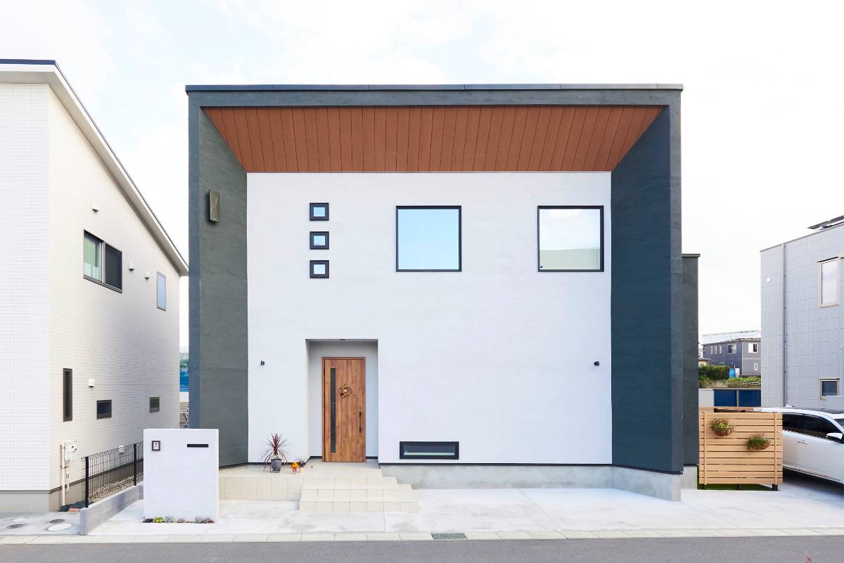 目指したのは「街のシンボル」　シンプル過ぎないシンプルモダン住宅