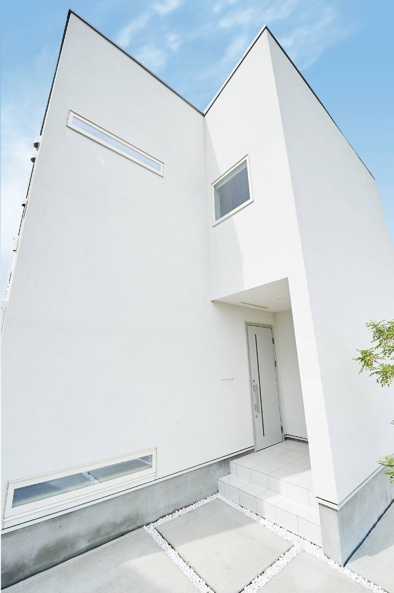 真っ白でシンプルな箱型の家