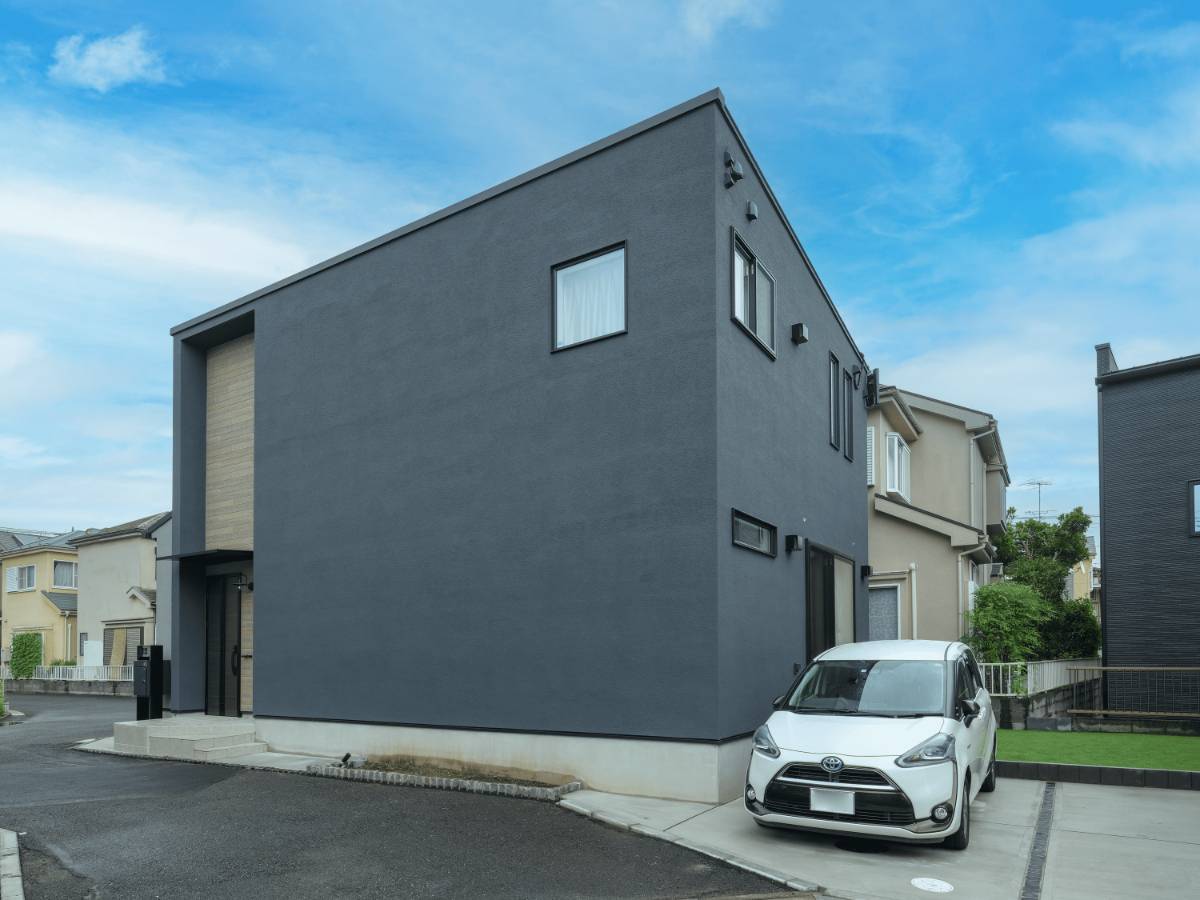 光と開放感が織りなす、家族の笑顔があふれるモダンデザイン住宅
