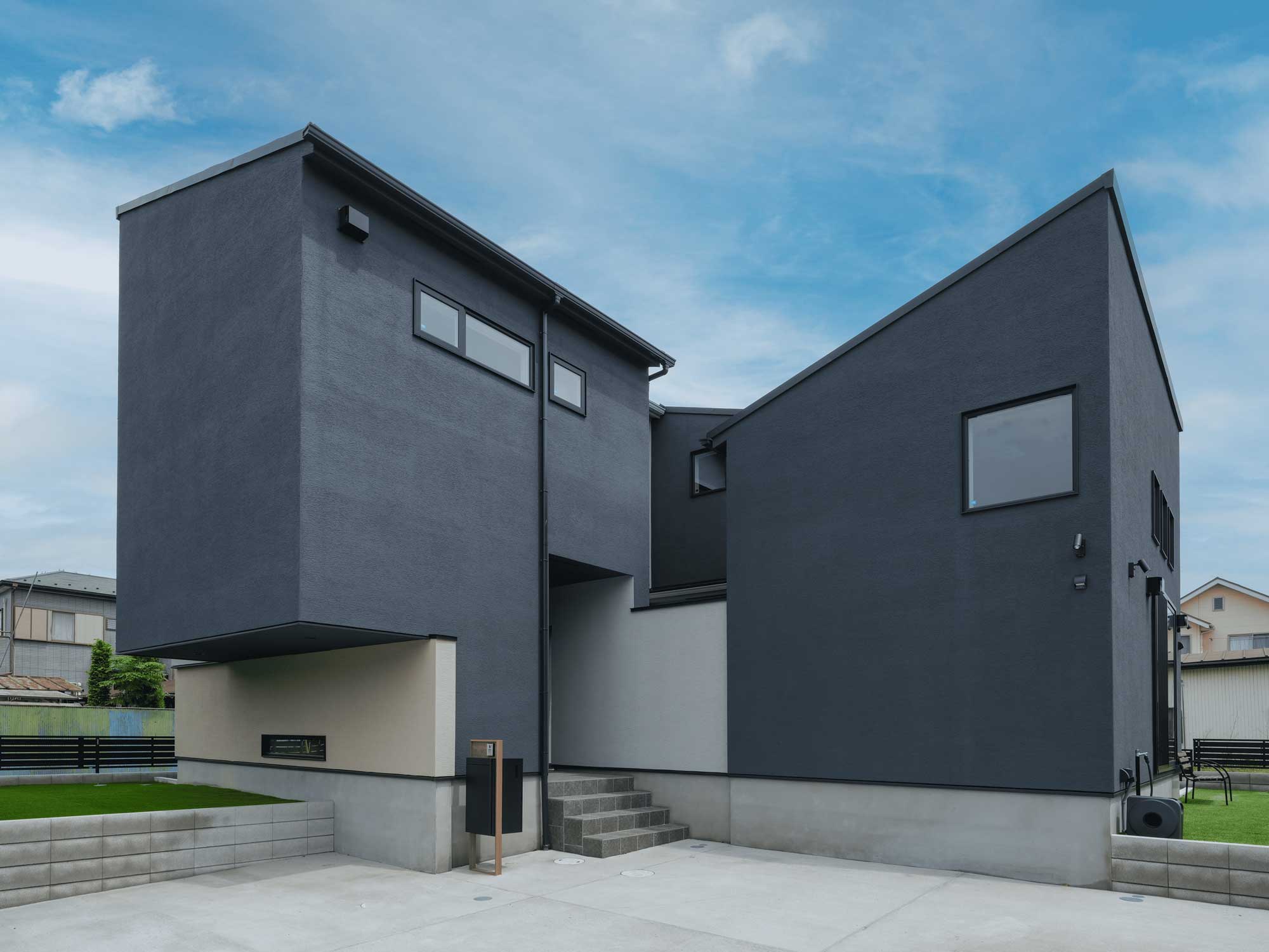 静かなる黒、温かなる木。美しい対比を楽しむ住まい