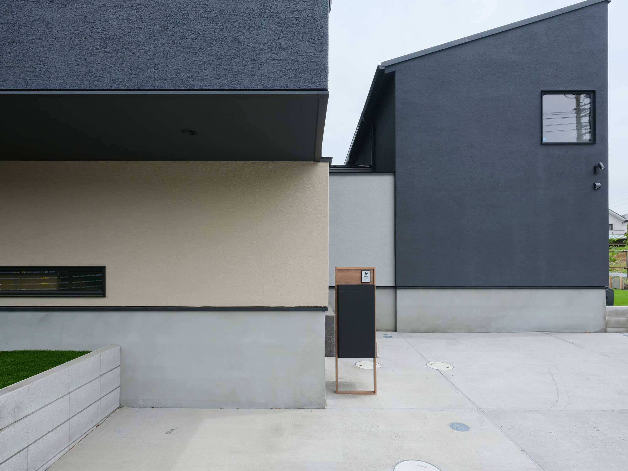 静かなる黒、温かなる木。美しい対比を楽しむ住まい