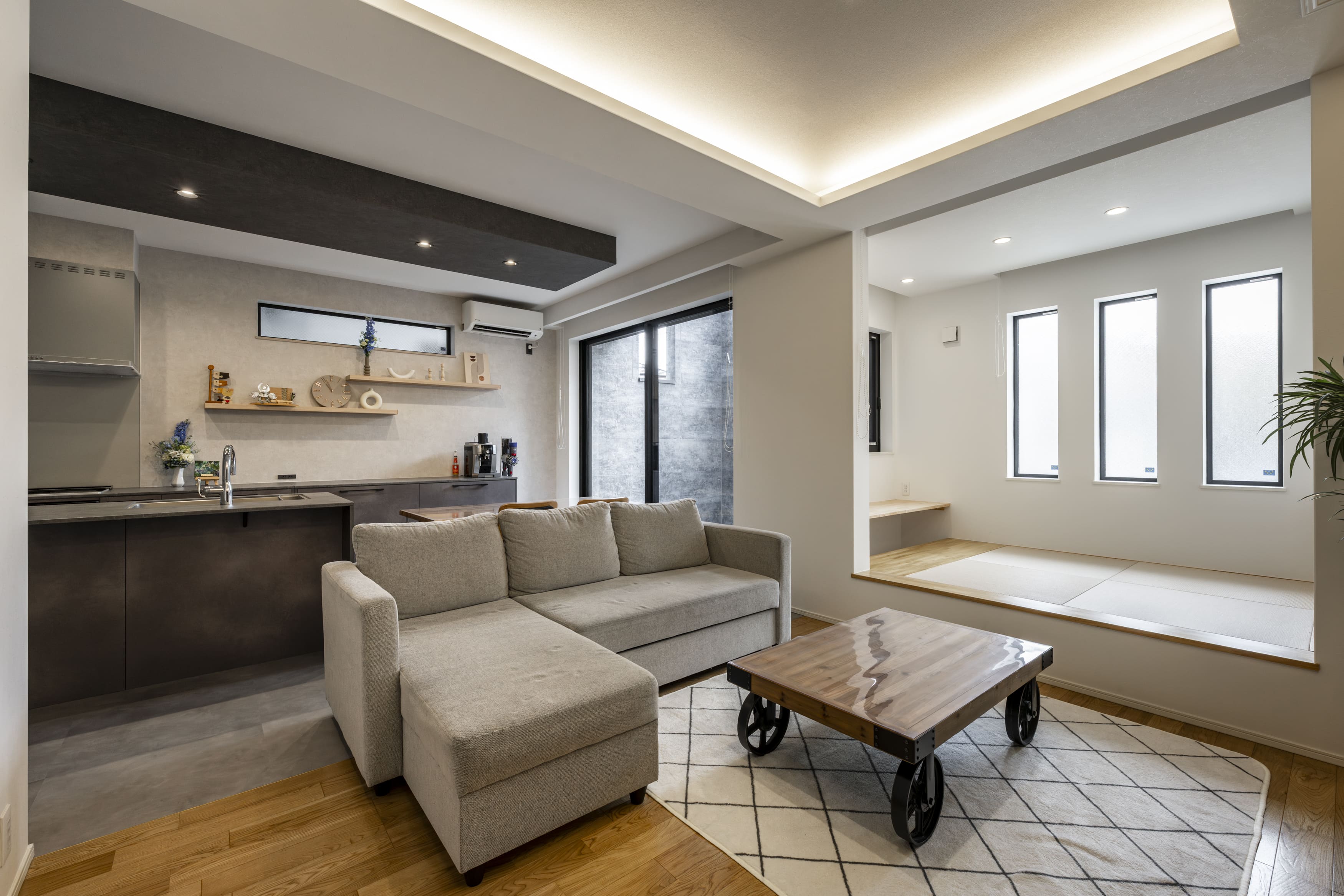 内に拓く贅沢。プライベートテラスと繋がる、家族が心地よいデザイン空間