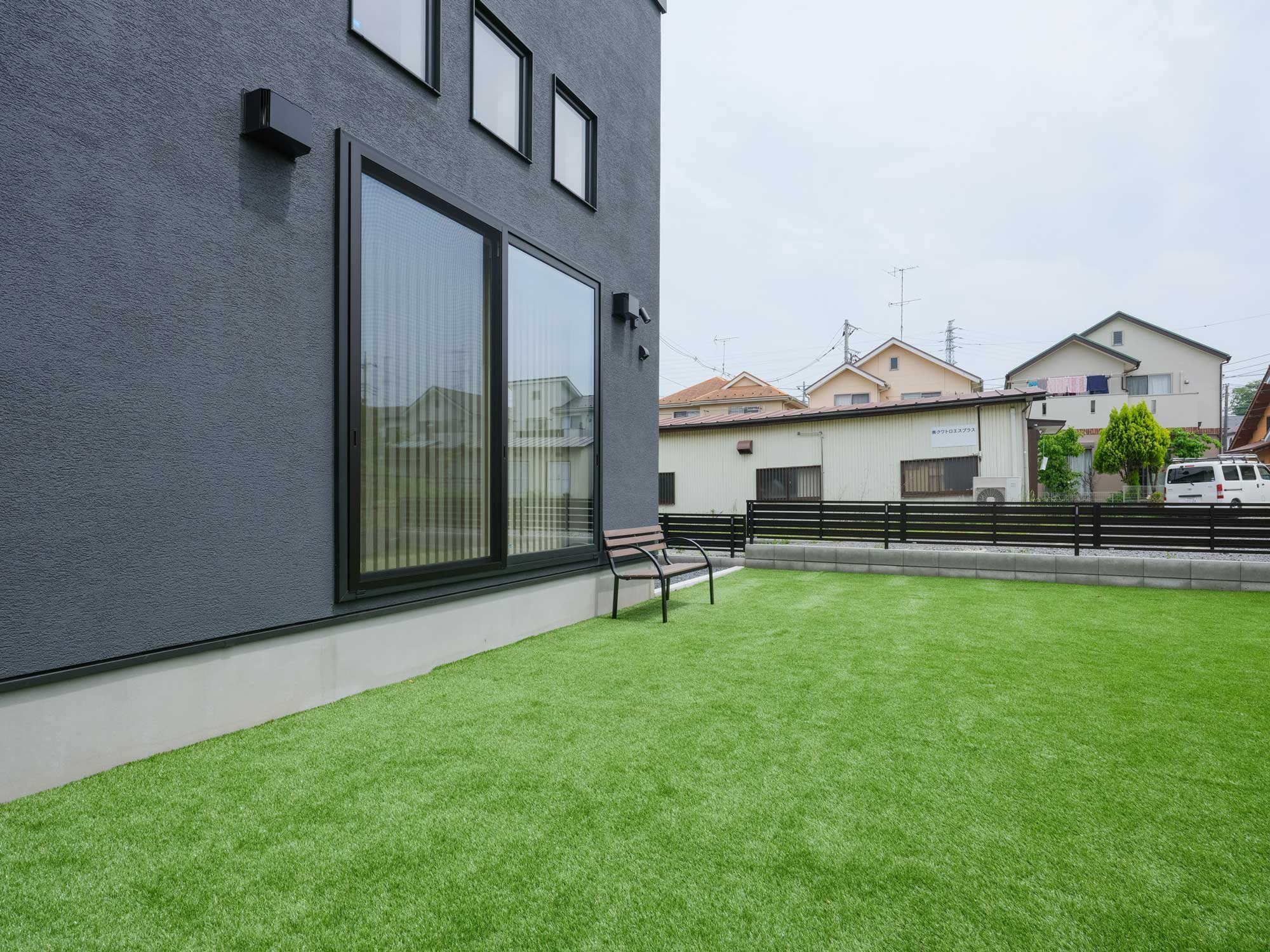 静かなる黒、温かなる木。美しい対比を楽しむ住まい