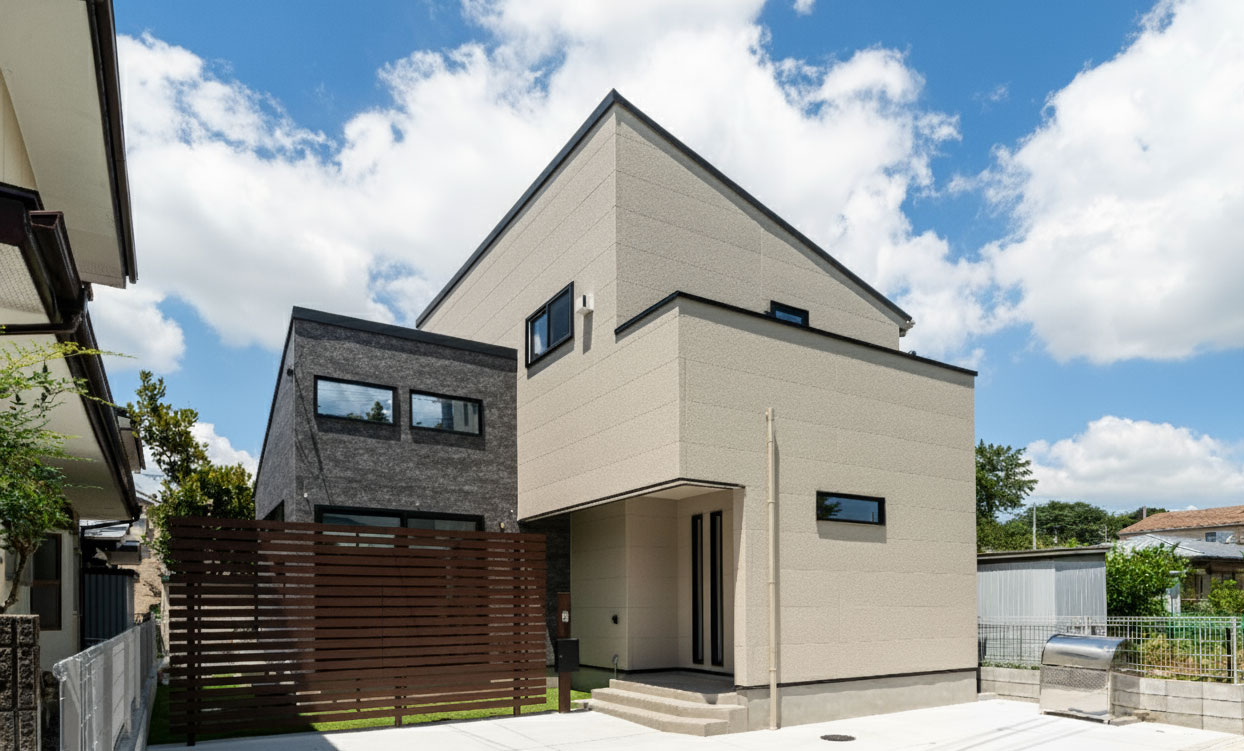 ツートンカラーが織りなす、立体的で美しいデザインとプライバシーを両立した家