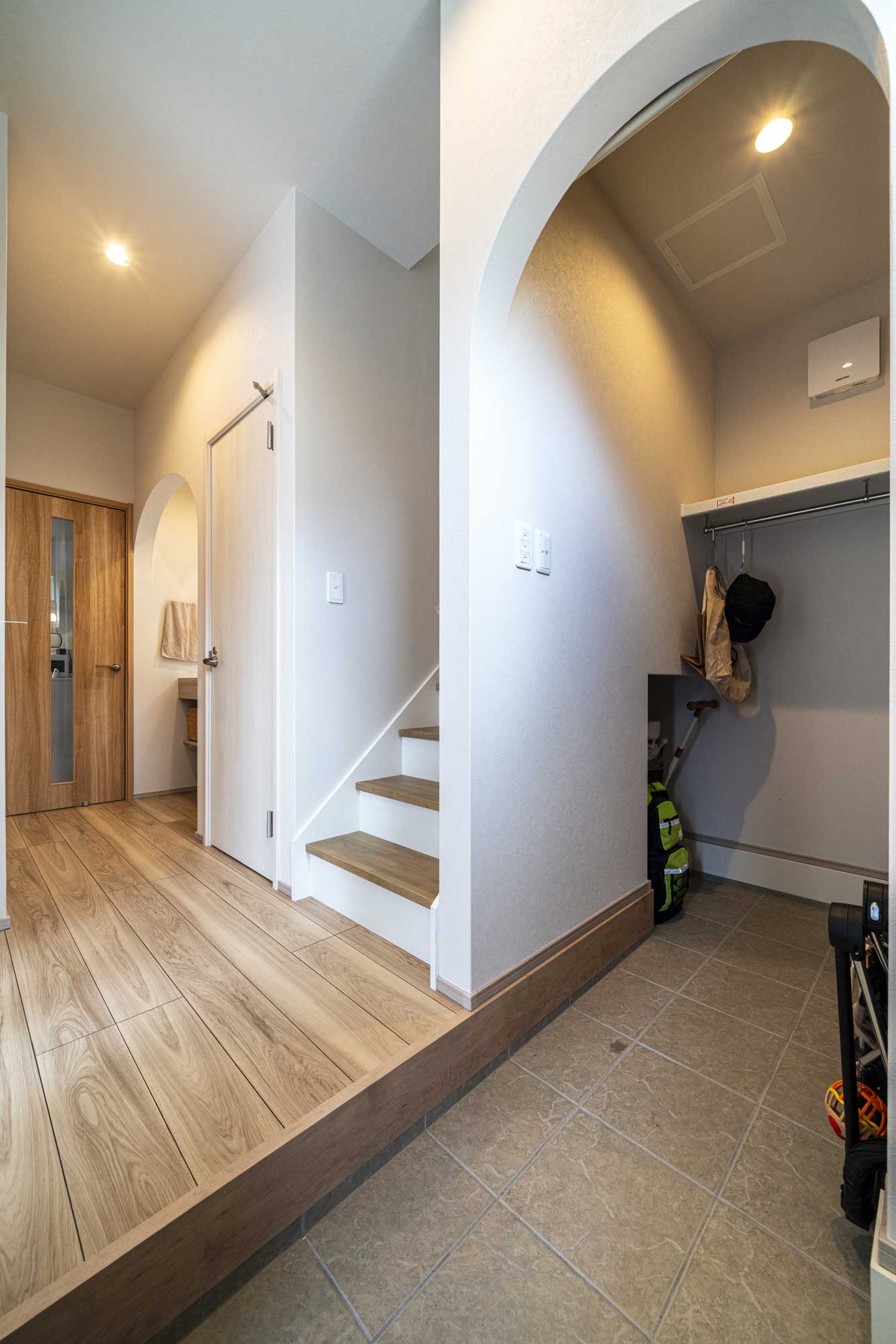 ツートンカラーが織りなす、立体的で美しいデザインとプライバシーを両立した家