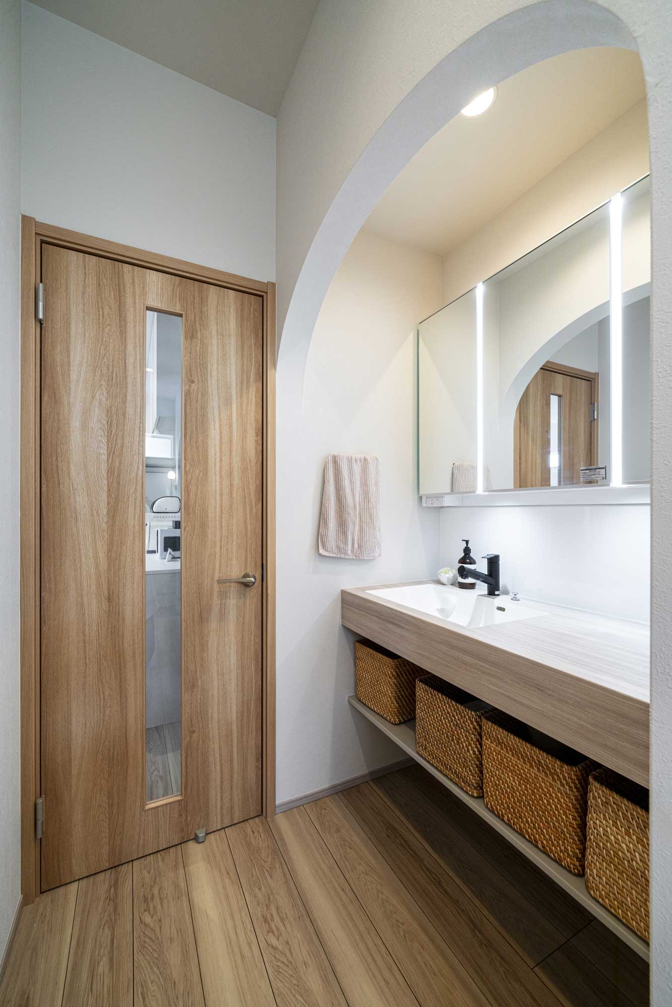 ツートンカラーが織りなす、立体的で美しいデザインとプライバシーを両立した家