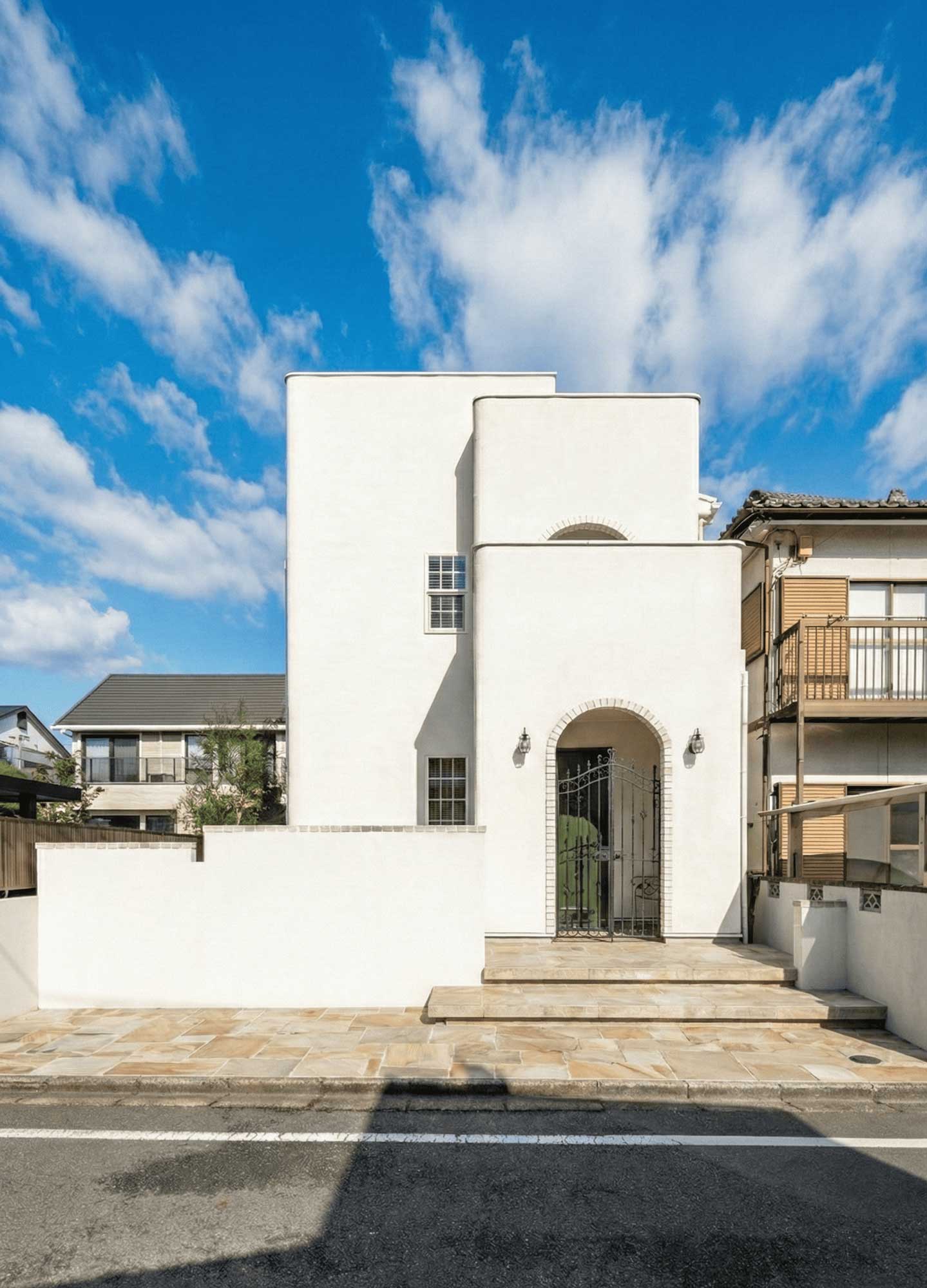 壁一面の本棚とピアノが奏でる、リゾートモダンスタイルの家