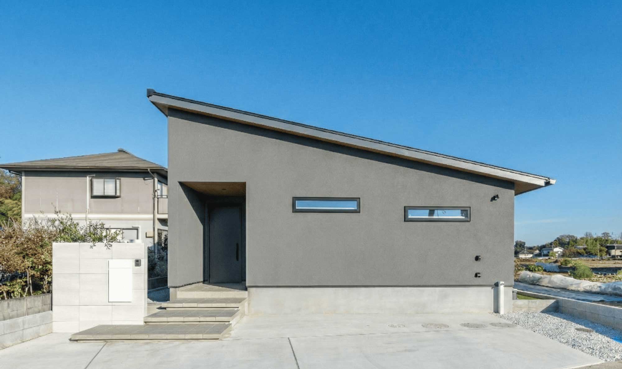 木の勾配天井とグレーが織りなす、大人の平屋モダンスタイル