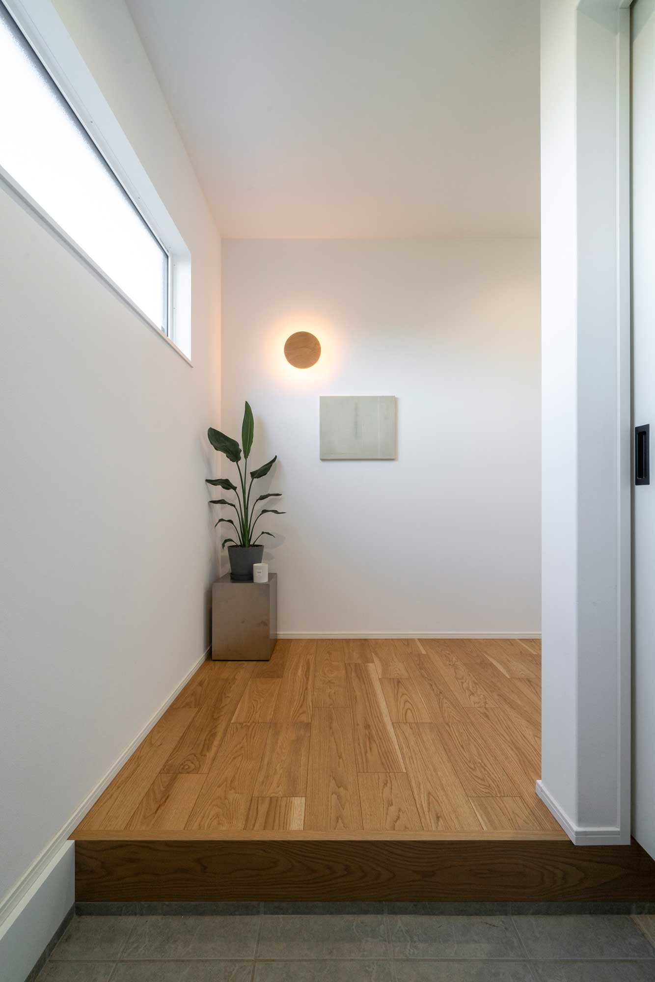 木の勾配天井とグレーが織りなす、大人の平屋モダンスタイル