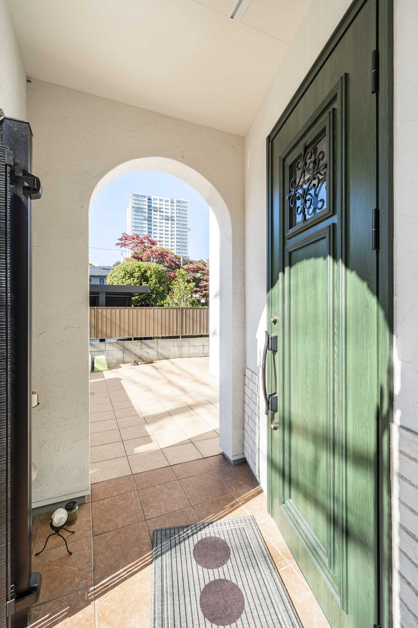 壁一面の本棚とピアノが奏でる、リゾートモダンスタイルの家