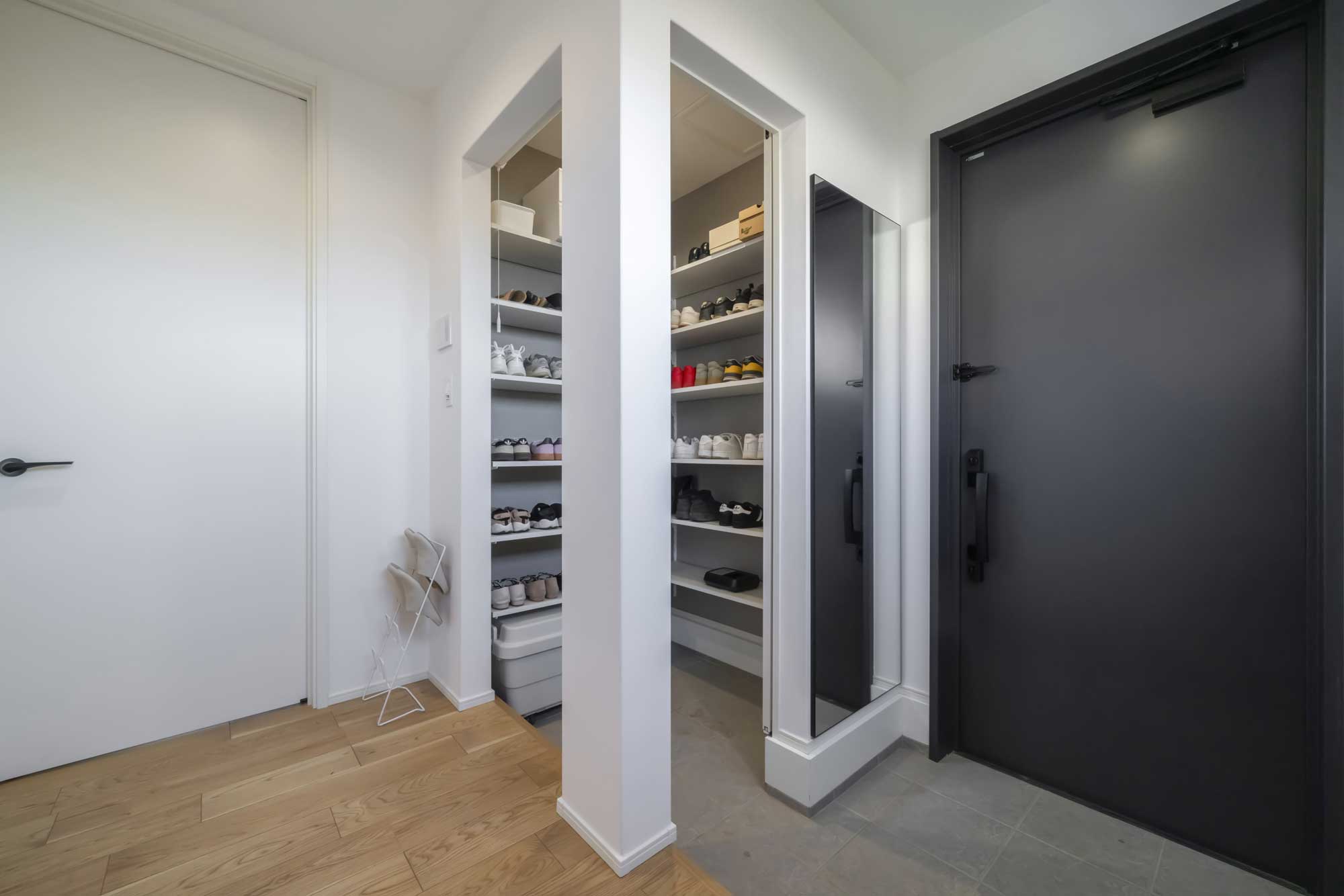 木の勾配天井とグレーが織りなす、大人の平屋モダンスタイル