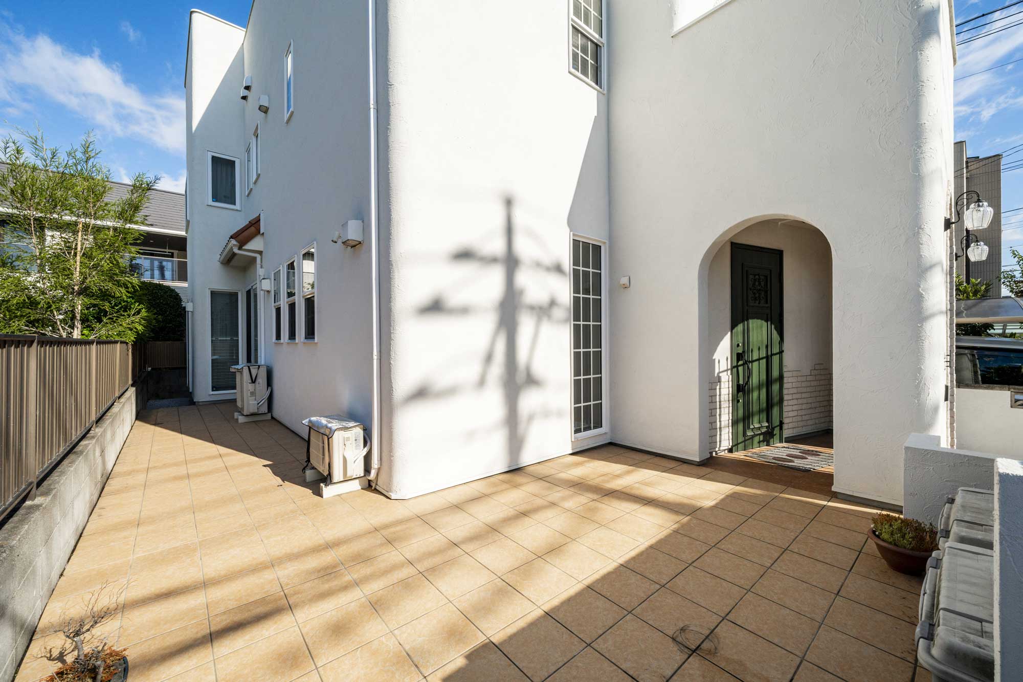 壁一面の本棚とピアノが奏でる、リゾートモダンスタイルの家