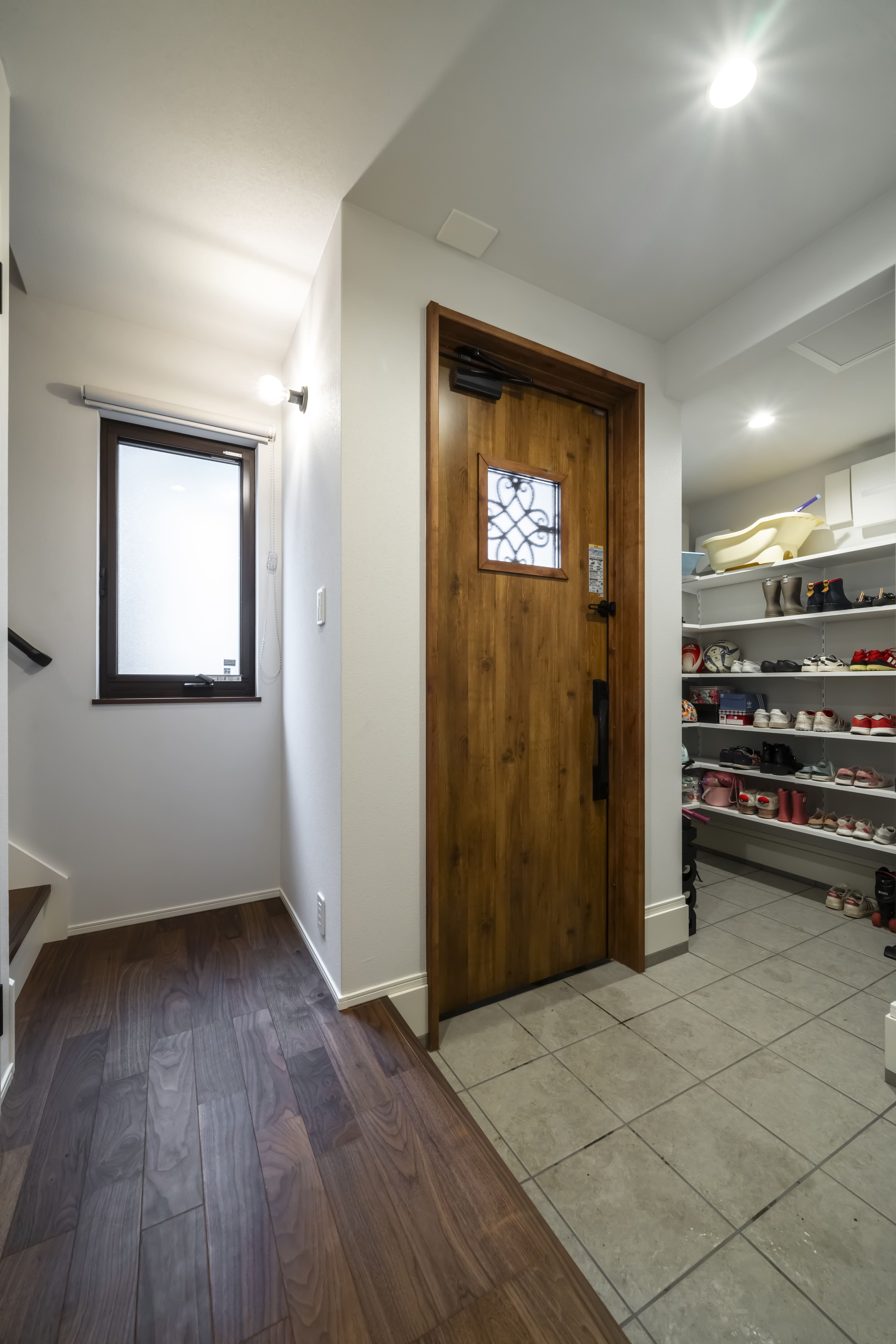 家族の時間を育むナチュラルモダンな家