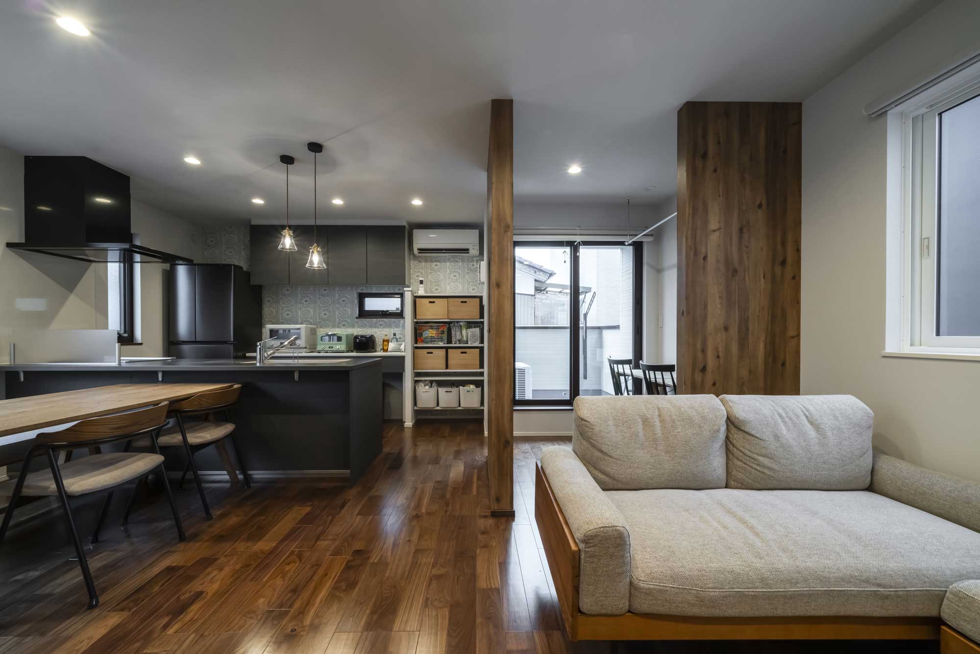 家族の時間を育むナチュラルモダンな家