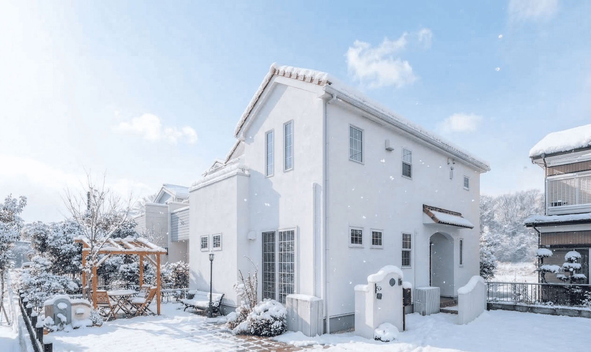 雪景色に映える南欧プロヴァンス風の家