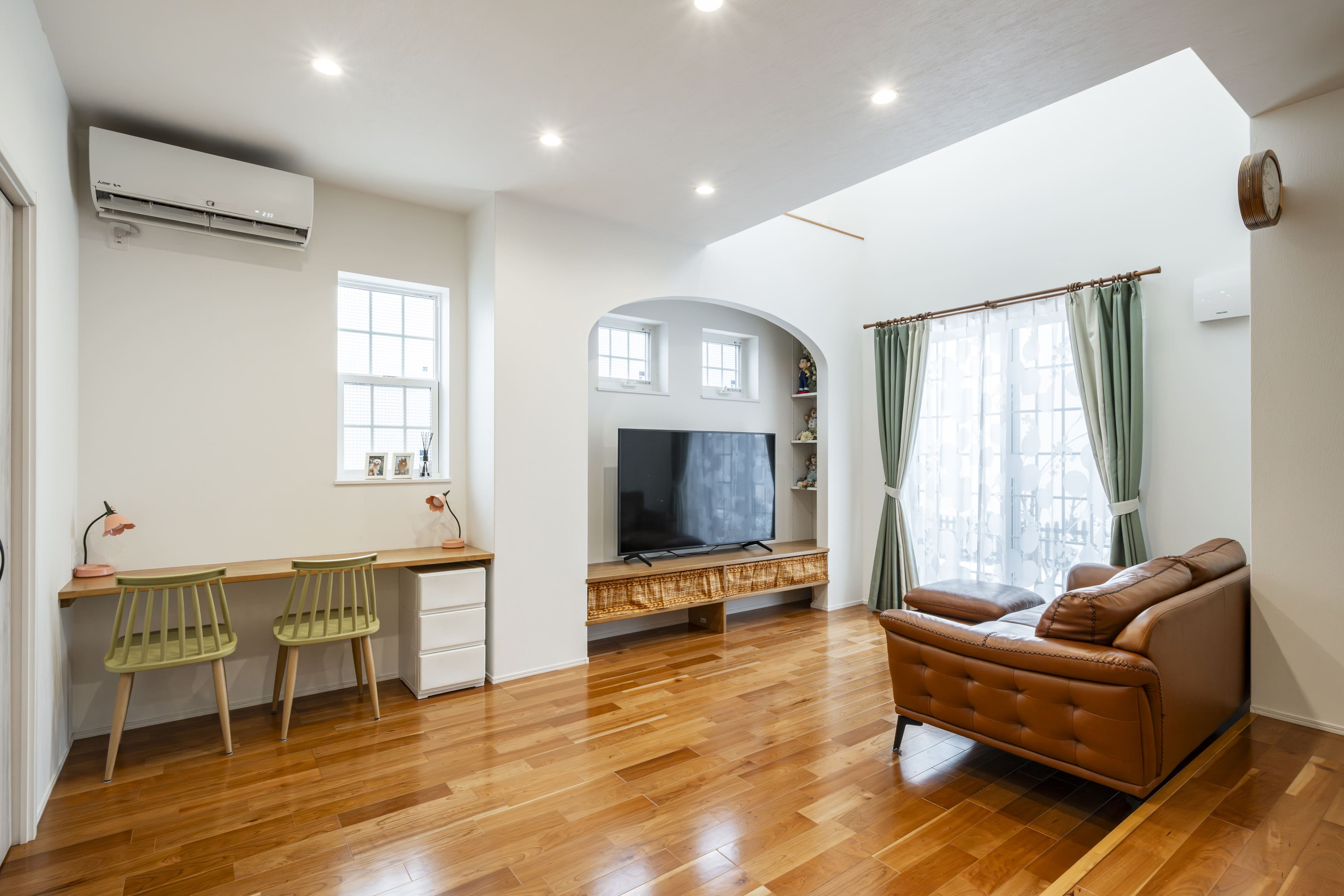 雪景色に映える南欧プロヴァンス風の家