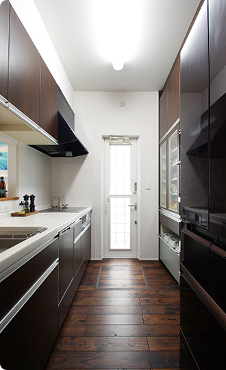 カラーコーディネートしたキッチン