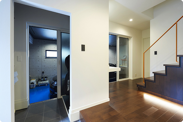 階段とガレージ