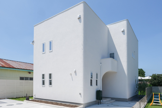 なめらかな箱型のイエ