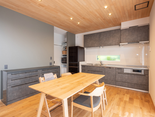 なめらかな箱型のイエ