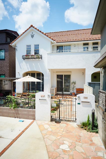 アーチと瓦の南欧風２世帯住宅